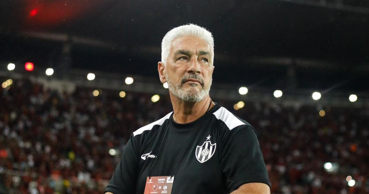 Omar De Felippe el principal candidato para asumir en Gimnasia