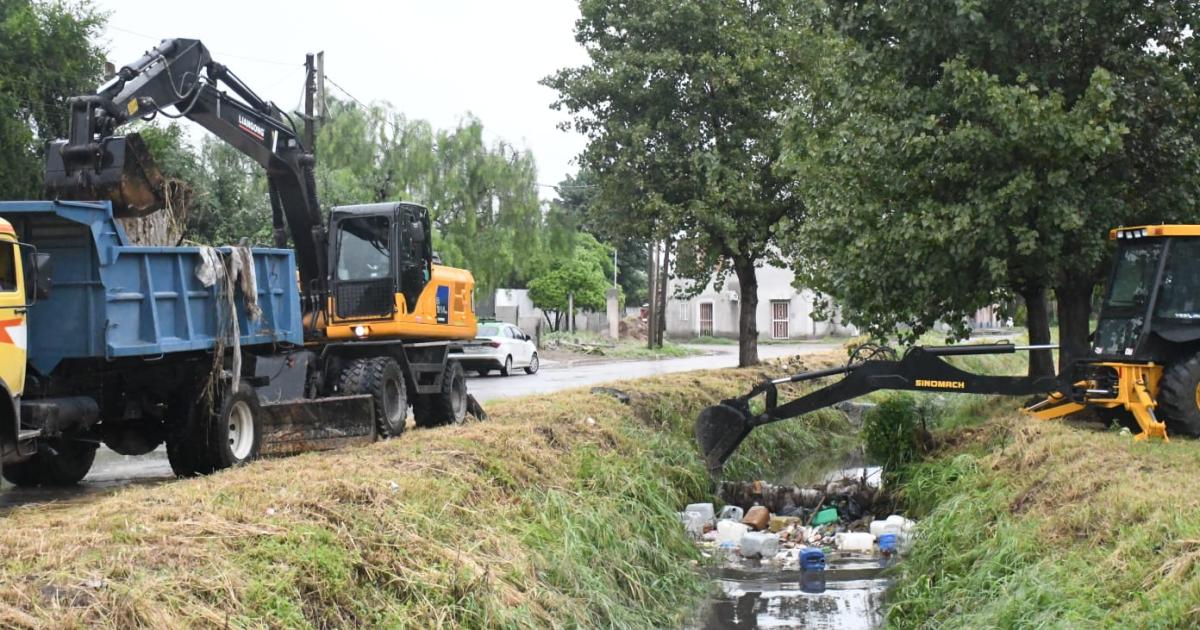 La Municipalidad retiroacute residuos arrojados en los canales pluviales de las Av Aguirre y Del Trabajo