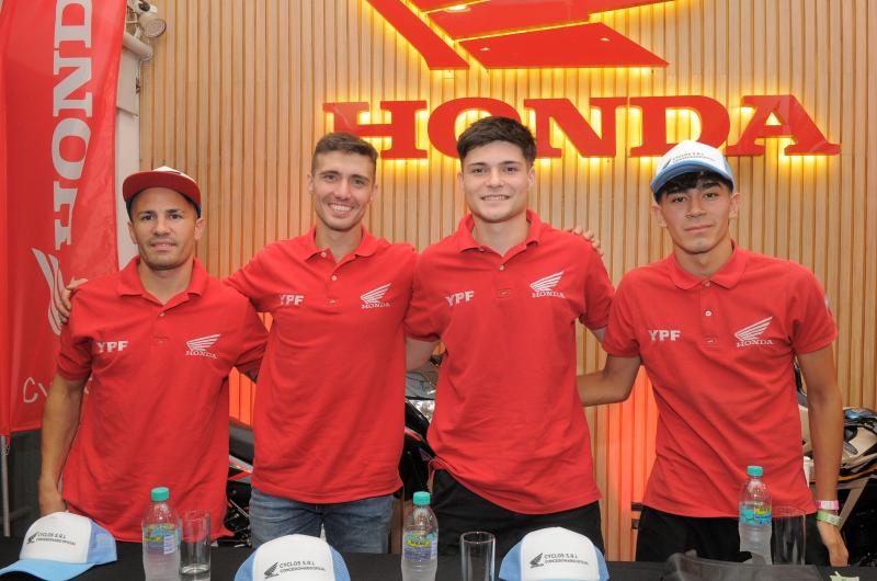 PILOTOS OFICIALES DE HONDA CERCA DEL PUacuteBLICO