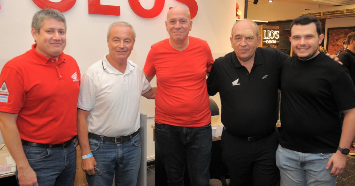 PILOTOS OFICIALES DE HONDA CERCA DEL PUacuteBLICO