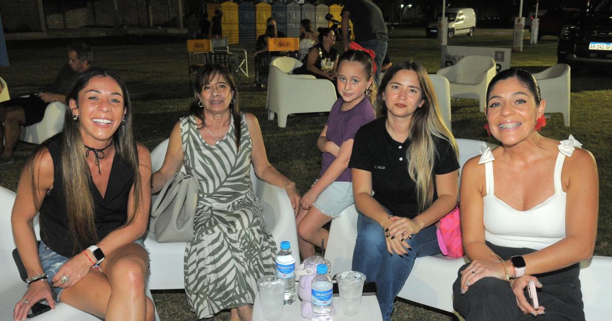 STAFF MODELS CUMPLIOacute 24 ANtildeOS