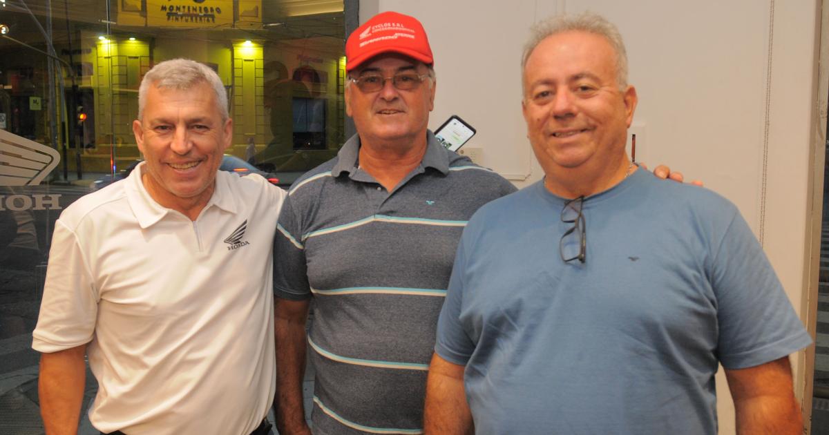 PILOTOS OFICIALES DE HONDA CERCA DEL PUacuteBLICO