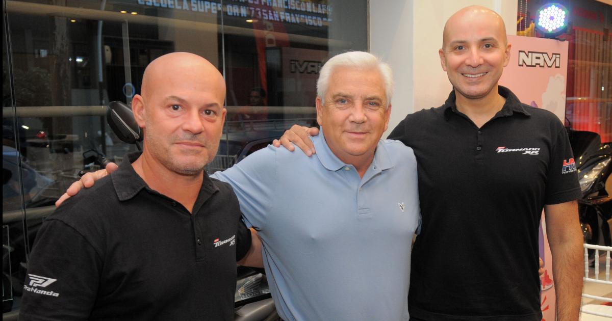 PILOTOS OFICIALES DE HONDA CERCA DEL PUacuteBLICO