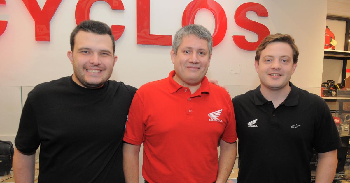 PILOTOS OFICIALES DE HONDA CERCA DEL PUacuteBLICO