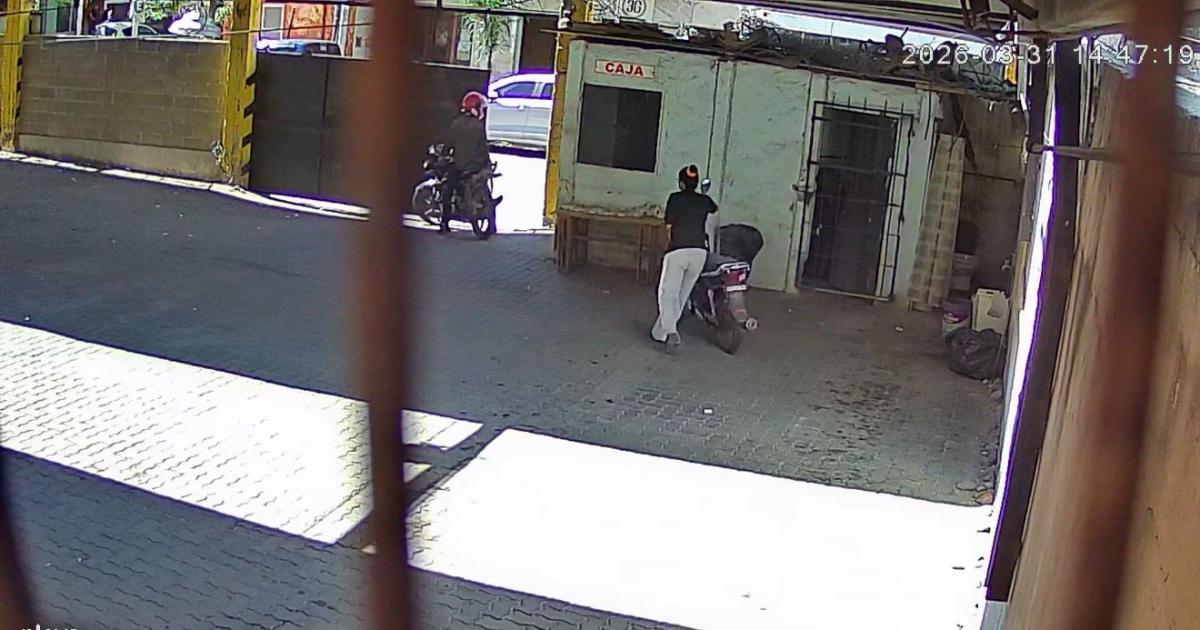 Mujer embarazada roba una motocicleta en pleno centro