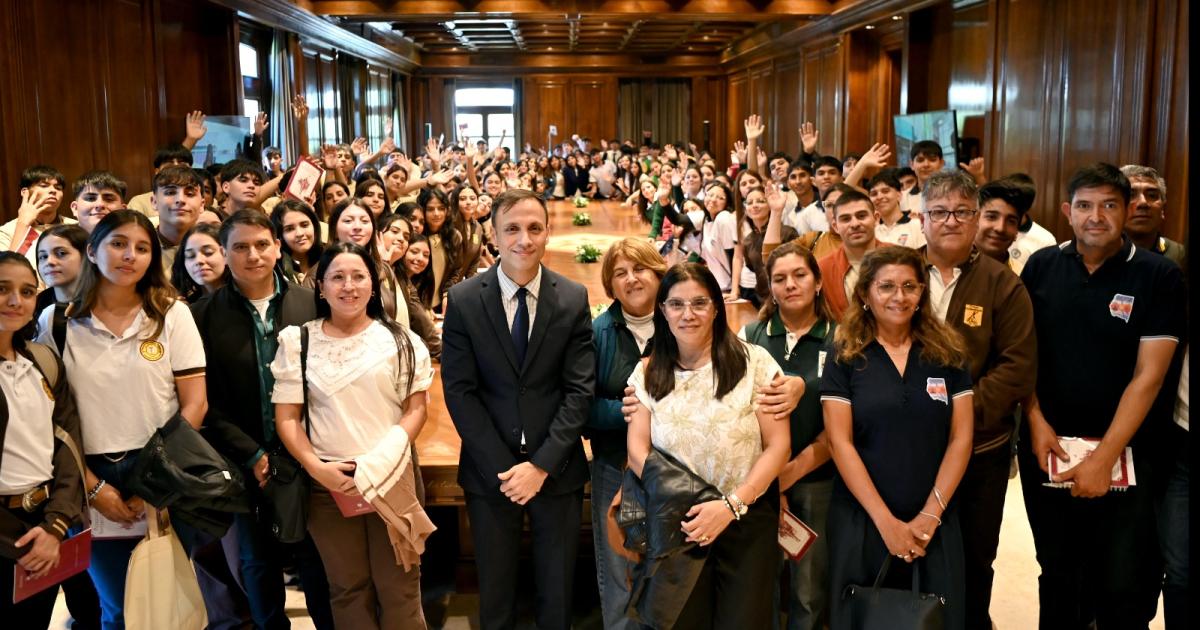 Estudiantes de Alberdi Ibarra Moreno y Guasayaacuten visitaron Casa de Gobierno