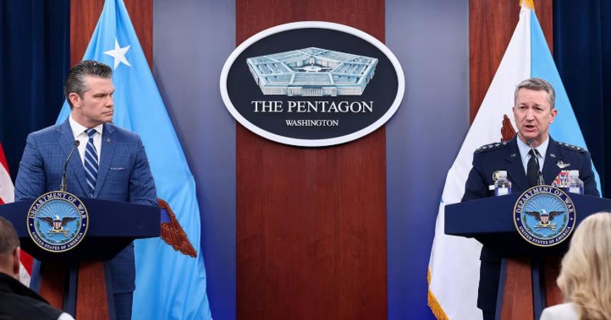 El secretario de Defensa de Estados Unidos Pete Hegseth y el jefe del Estado Mayor Conjunto Dan Caine (Foto- Reuters - Kevin Lamarque)