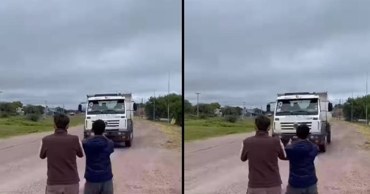 Un camioacuten casi atropella a adolescentes en Quimiliacute y el video desata una fuerte poleacutemica