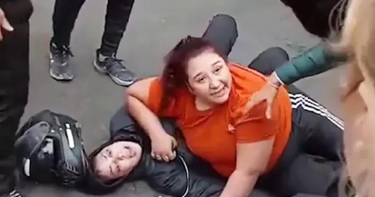 VIDEO No puedo respirar- dos mujeres se trenzaron en una discusioacuten de traacutensito