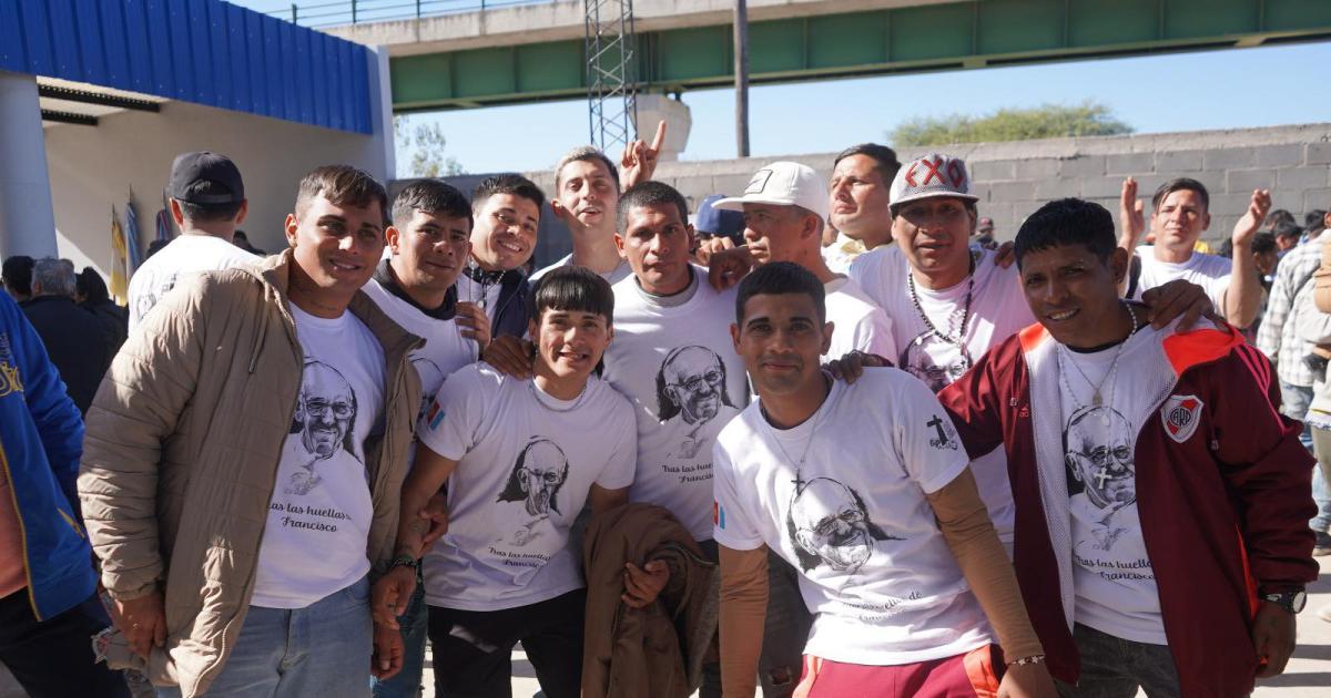 Joacutevenes del Hogar Madre del Puente Carretero a Catamarca