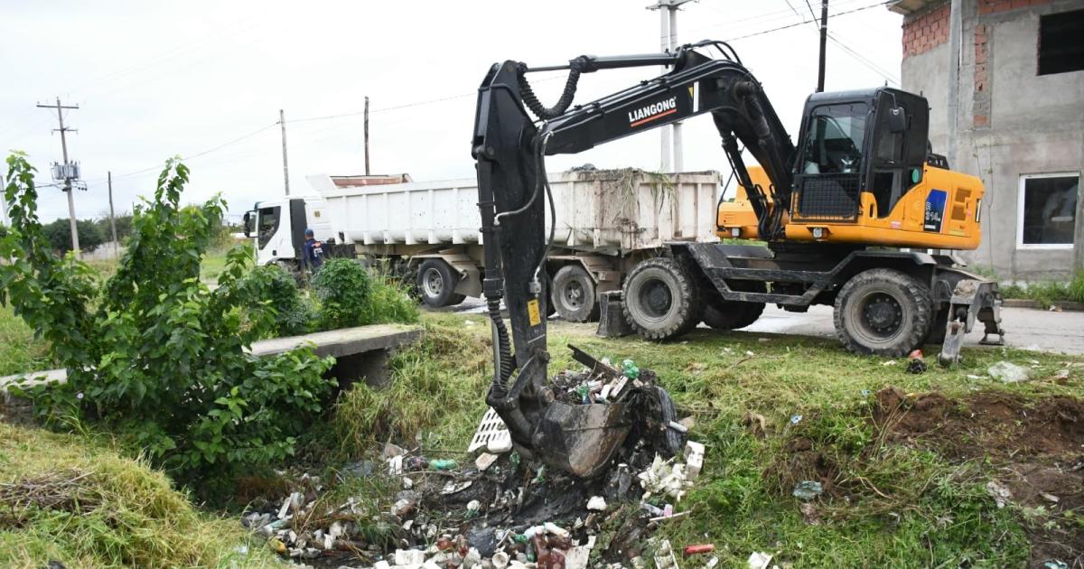 Limpieza en el desaguumle Coloacuten- retiraron un tapoacuten de basura en el barrio Ejeacutercito Argentino
