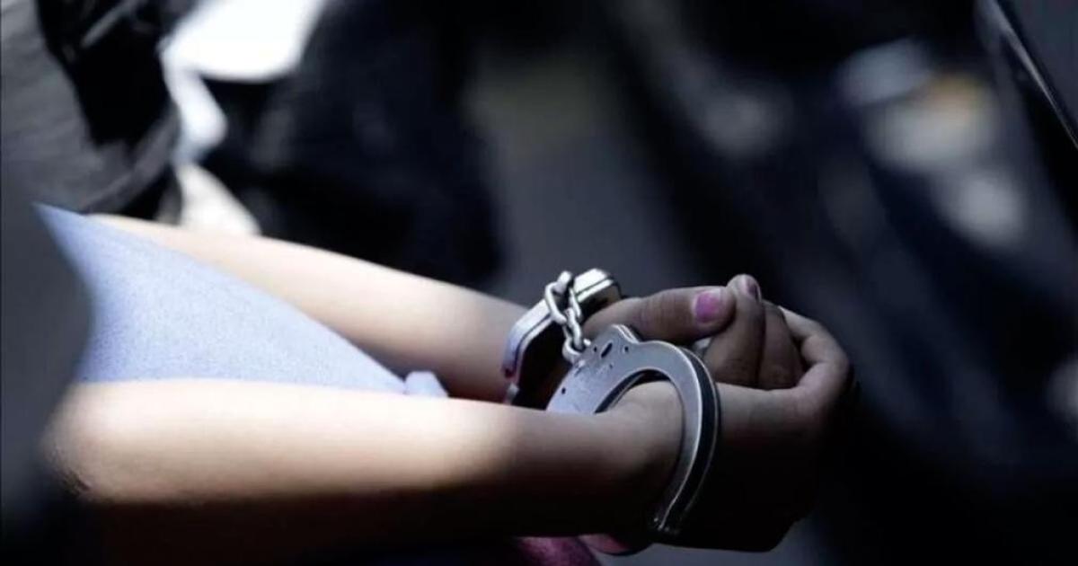 Amenaza de una mujer a policiacuteas- Les meto un tiro en la cabeza