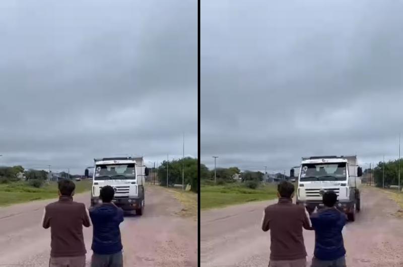 Un camioacuten casi atropella a adolescentes en Quimiliacute y el video desata una fuerte poleacutemica