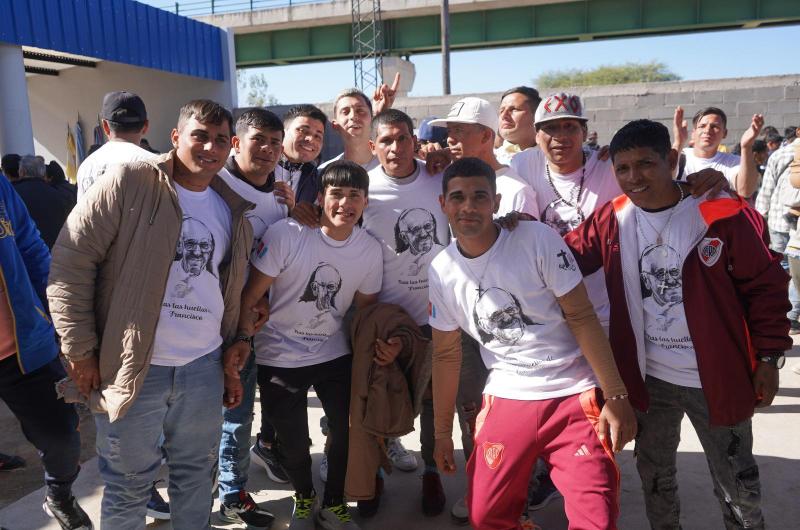 Joacutevenes del Hogar Madre del Puente Carretero a Catamarca