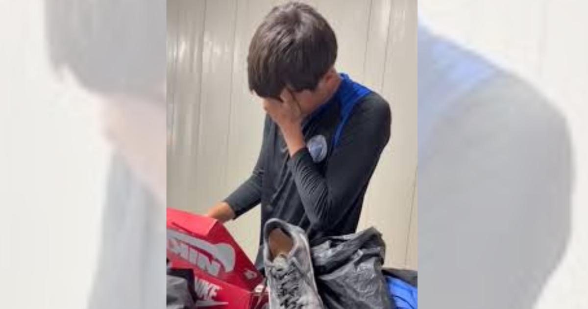 Gran gesto- le regalaron botines a un compantildeero que no teniacutea calzado para jugar