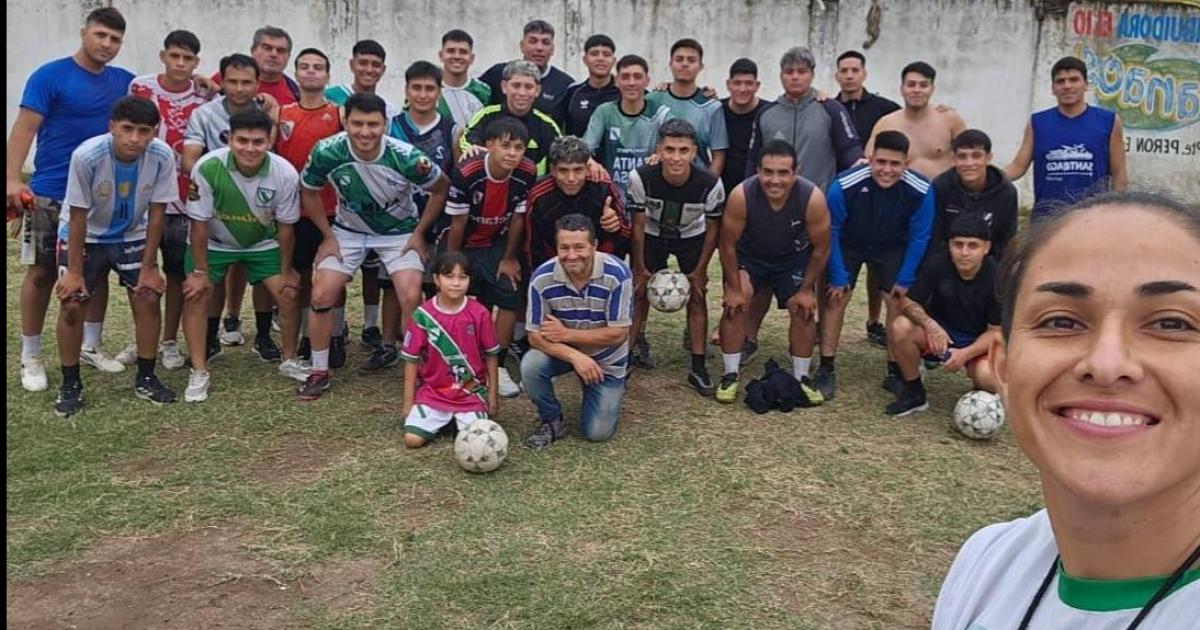 iexclHistoacuterico una futbolista debuta como DT en Friacuteas