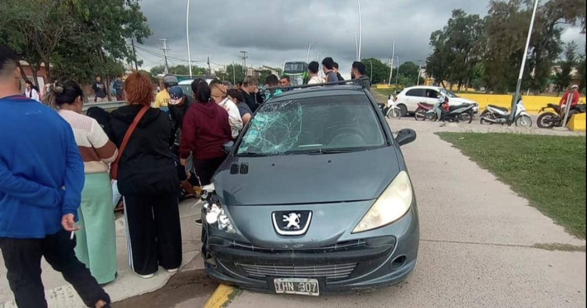 En violento accidente entre auto y moto un hombre resultoacute lesionado 