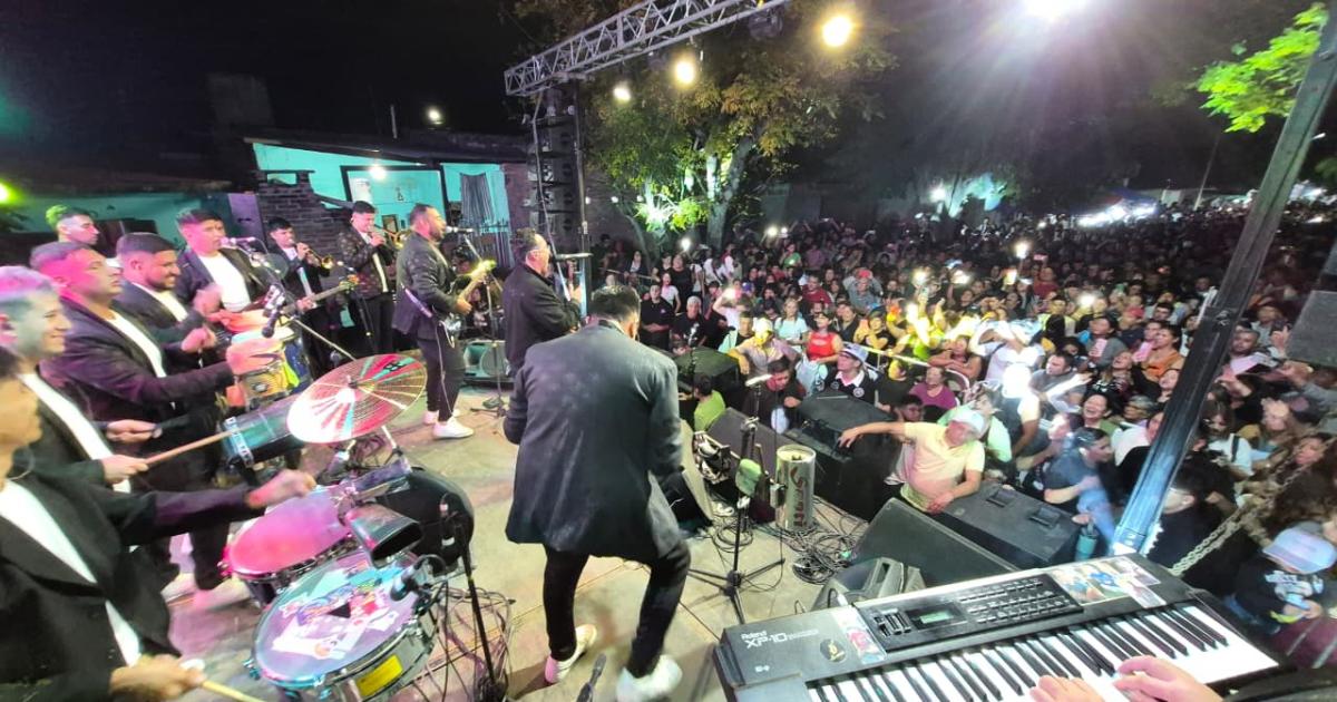 Inauguran una estatua y colocan una placa en homenaje a Jorge Veacuteliz referente de la guaracha