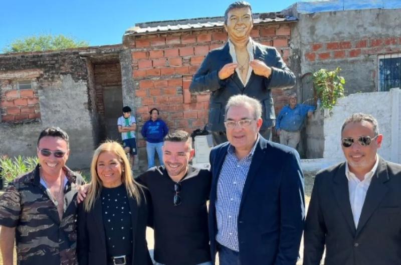 Inauguran una estatua y colocan una placa en homenaje a Jorge Veacuteliz referente de la guaracha