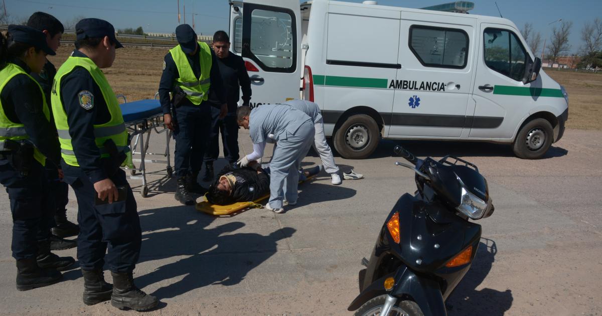 Violento derrape en Ruta 7- un motociclista chocoacute contra un perro y terminoacute hospitalizado
