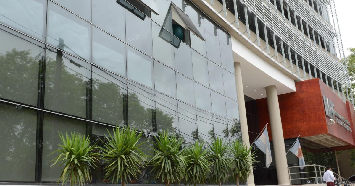 Aacutespera discusioacuten de joven con su madre en el oeste