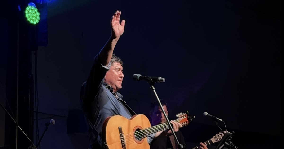 Se viene Gustito a Mistol a duacuteo con el autor de la obra y muchos violines