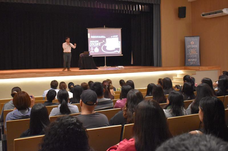 Fernaacutendez- la intendente Yanina Iturre encabezoacute la presentacioacuten del libro de Matiacuteas Ques