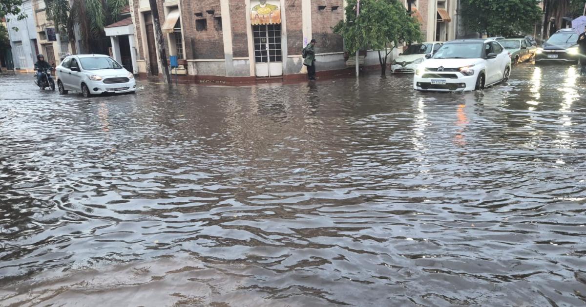 FOTOS Calles anegadas y caos vehicular tras una intensa mantildeana bajo el agua en la ciudad Capital