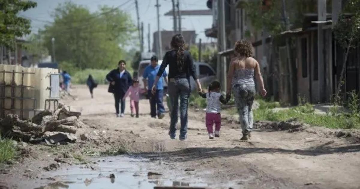 Seguacuten el INDEC una familia tipo necesita 1434464 por mes para no ser pobre