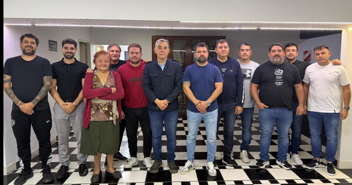 CONFIRMACIÓN Hern�n Zanni (centro) junto a miembros de la comisión y al presidente saliente José Alfano