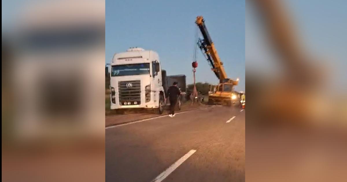 Vuelco de un camioacuten en Ruta 34- el conductor impactoacute contra un bache 