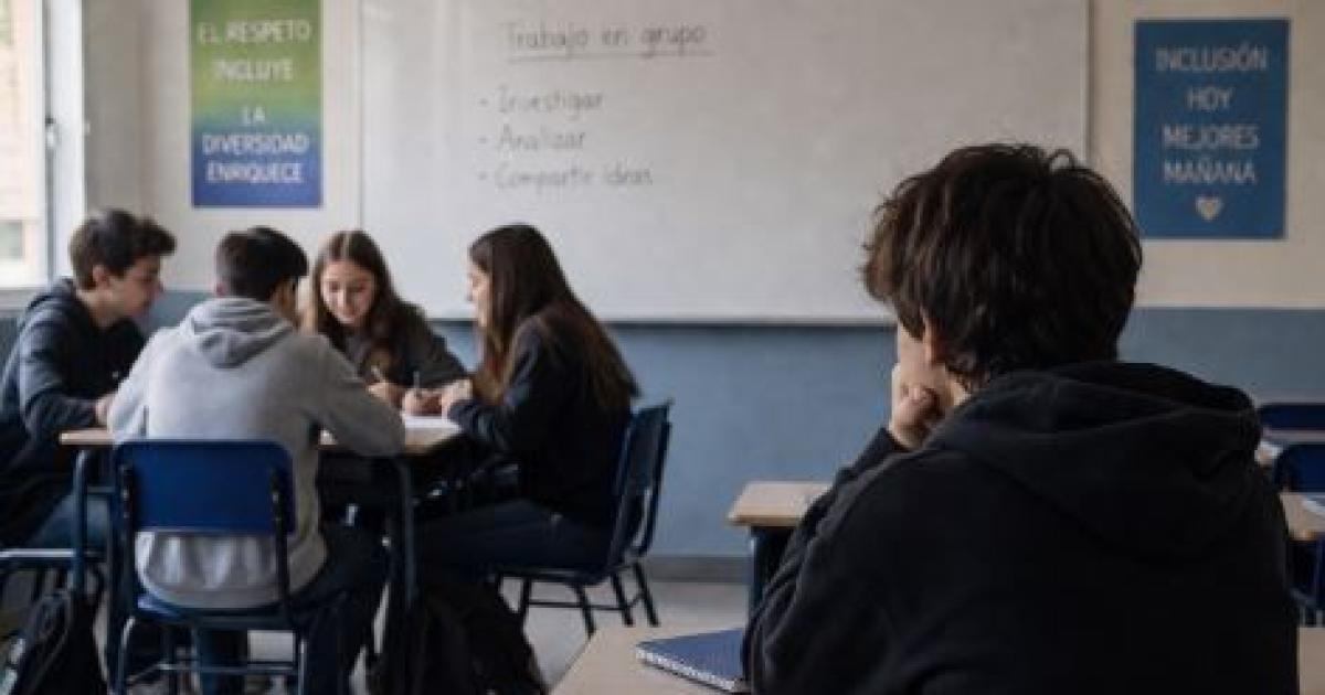 Un adolescente fue discriminado en una institución escolar - Imagen generada por IA