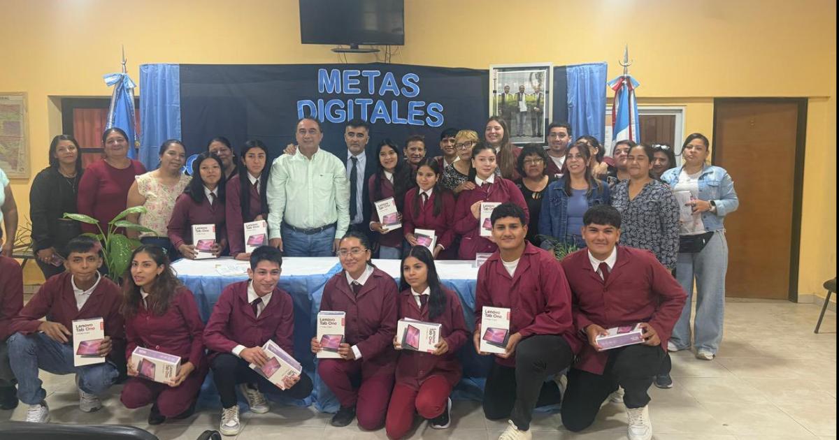 Alumnos de 6ordm de la ET Nordm 13 recibieron sus tablets