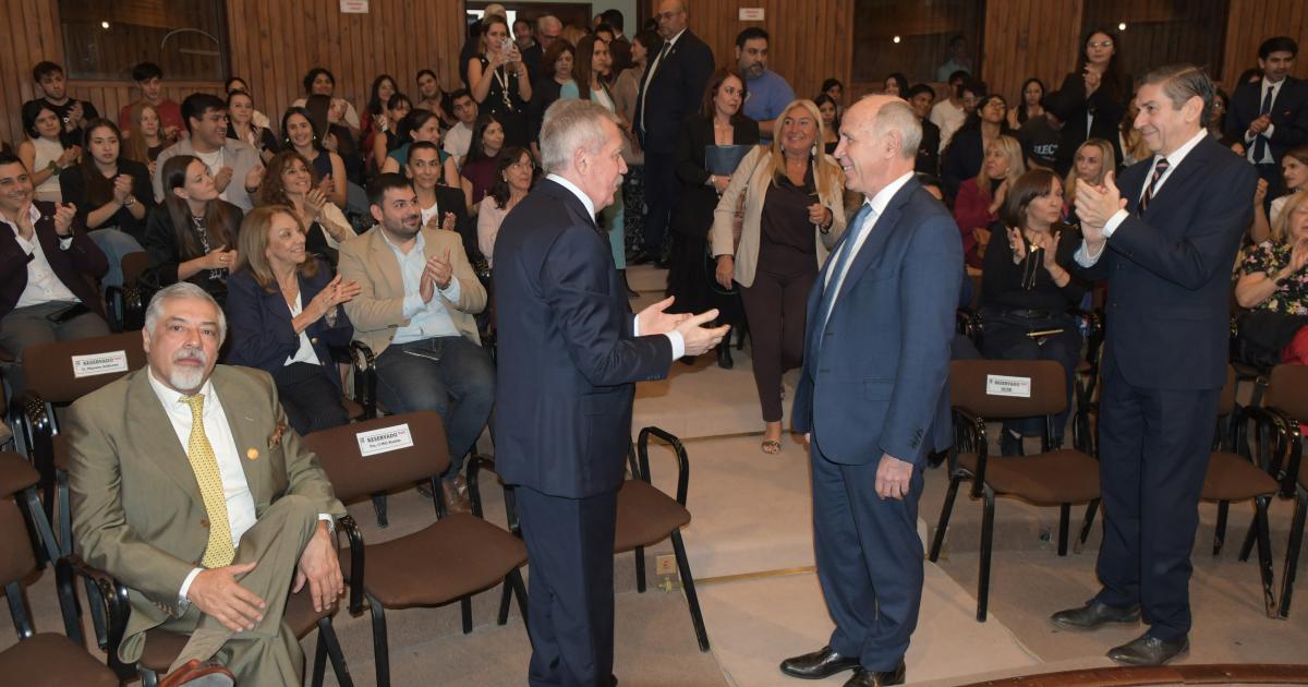 El gobernador Eliacuteas Suaacuterez asistioacute a la presentacioacuten del libro del jurista El liderazgo del caos en la UCSE