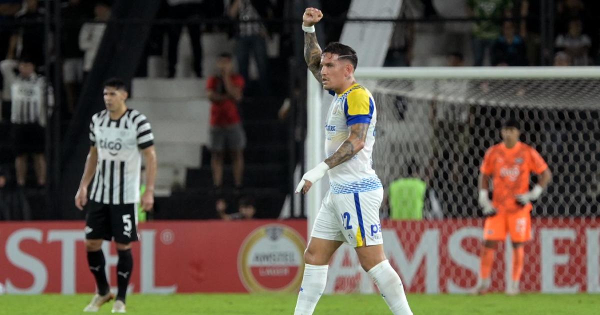 Rosario Central pegoacute cerca del final ganoacute 1 a 0 en Paraguay y es liacuteder del Grupo