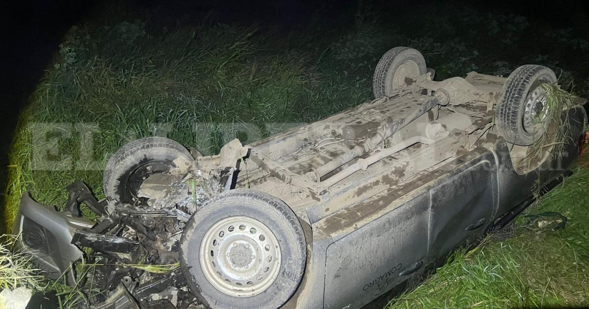 Noche de terror en Quimiliacute- quiso esquivar un perro perdioacute el control y volcoacute