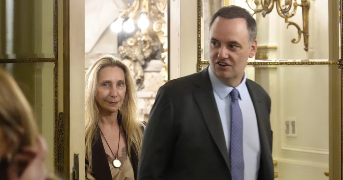 El Gobierno vuelve a respaldar a Adorni- Karina Milei lo acompantildea en una visita a Vaca Muerta