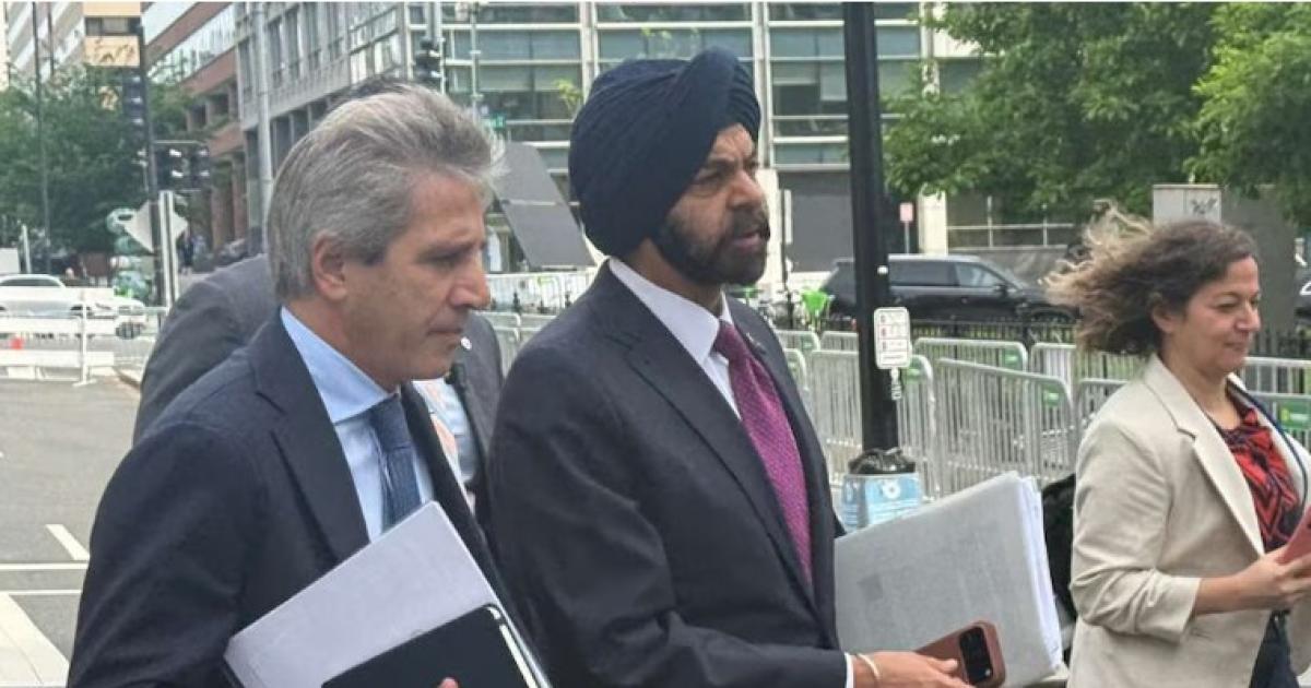 El ministro de Economía Luis Caputo y el presidente del Banco Mundial Ajay Banga en las calles de Washington DC EEUU (Foto- Infobae)