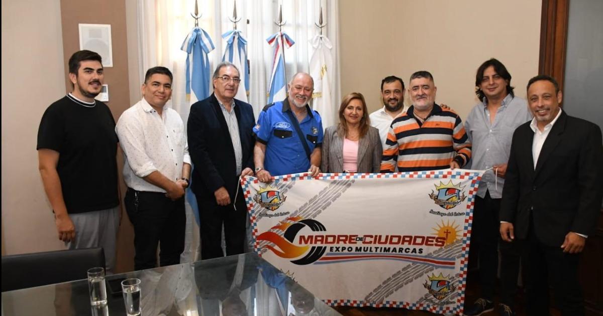 Fuentes recibioacute en el saloacuten de acuerdos a la comisioacuten directiva del Club FanaFalcoacuten