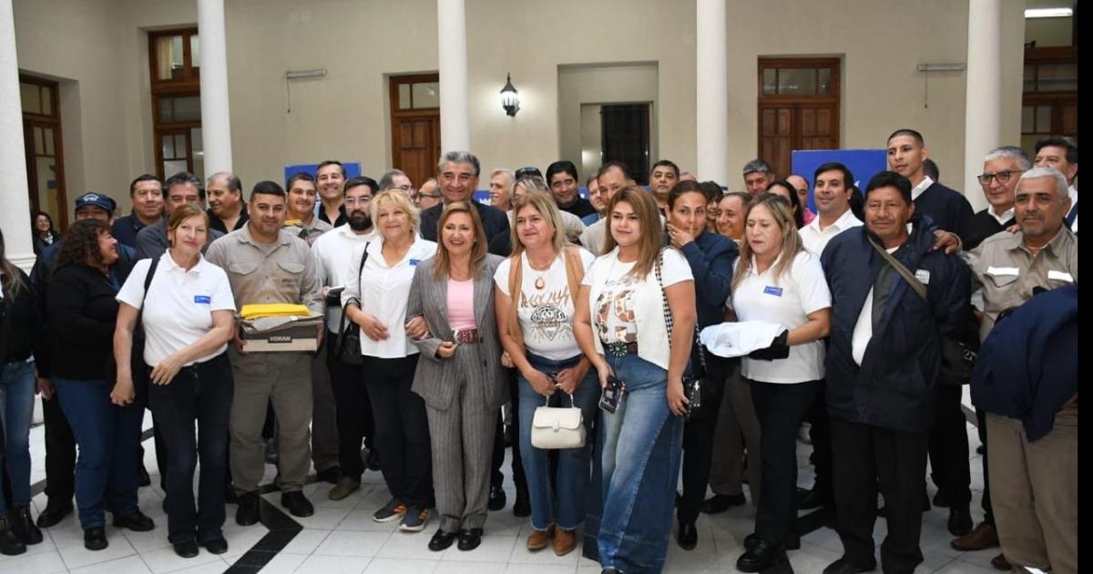 La intendente entregoacute maacutes de 250 uniformes de trabajo al personal de Calidad de Vida