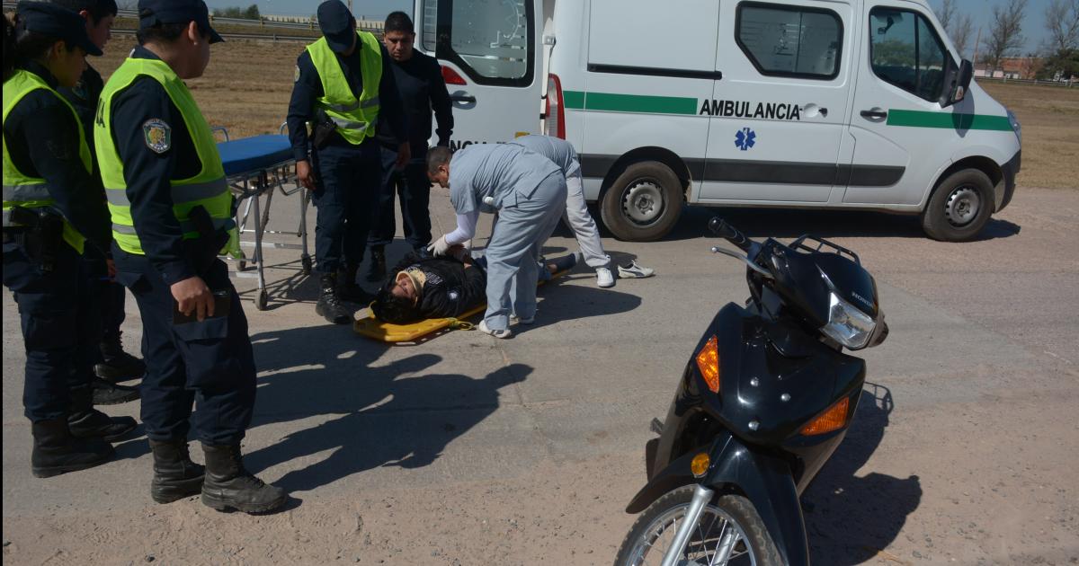 Guardiacaacutercel resultoacute herido en un siniestro con su motocicleta