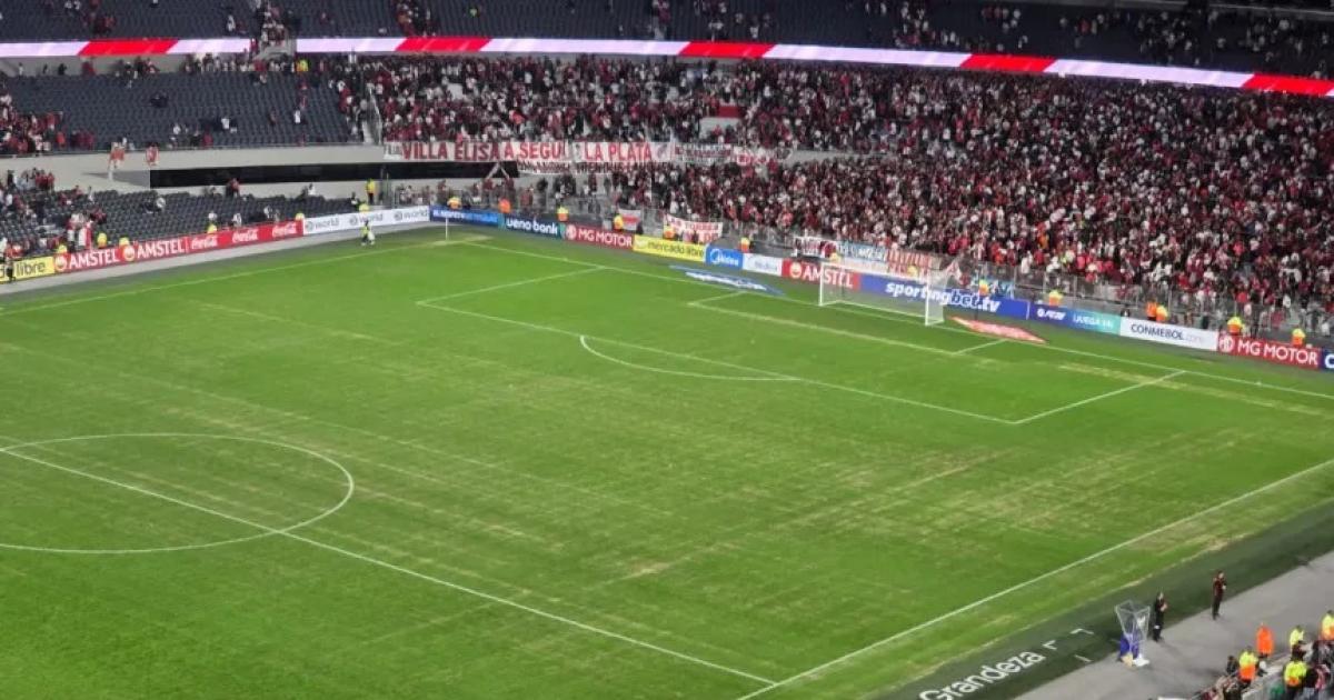 El ceacutesped del Monumental no llegaraacute en condiciones al Superclaacutesico