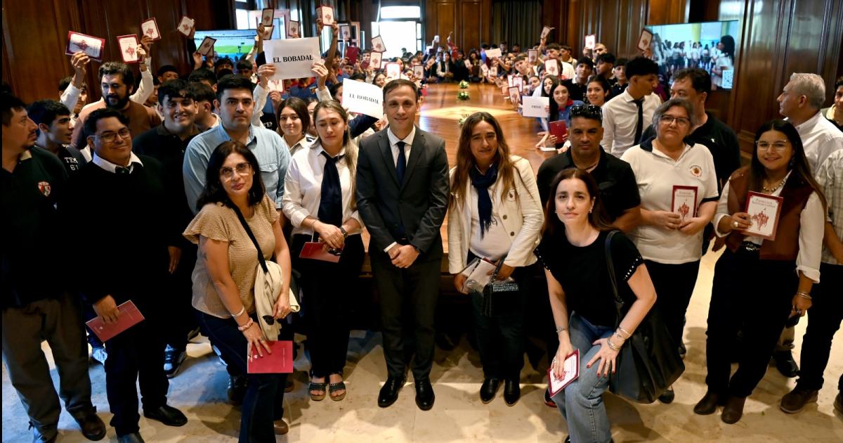 Estudiantes de El Bobabal Y Friacuteas visitaron Casa de Gobierno 