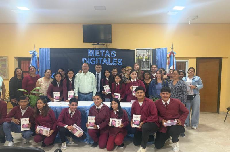 Alumnos de 6ordm de la ET Nordm 13 recibieron sus tablets