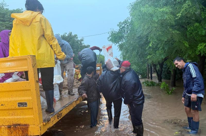 Intenso operativo en Los Juriacutees para asistir a afectados por las lluvias