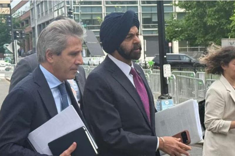 El ministro de Economía Luis Caputo y el presidente del Banco Mundial Ajay Banga en las calles de Washington DC EEUU (Foto- Infobae)