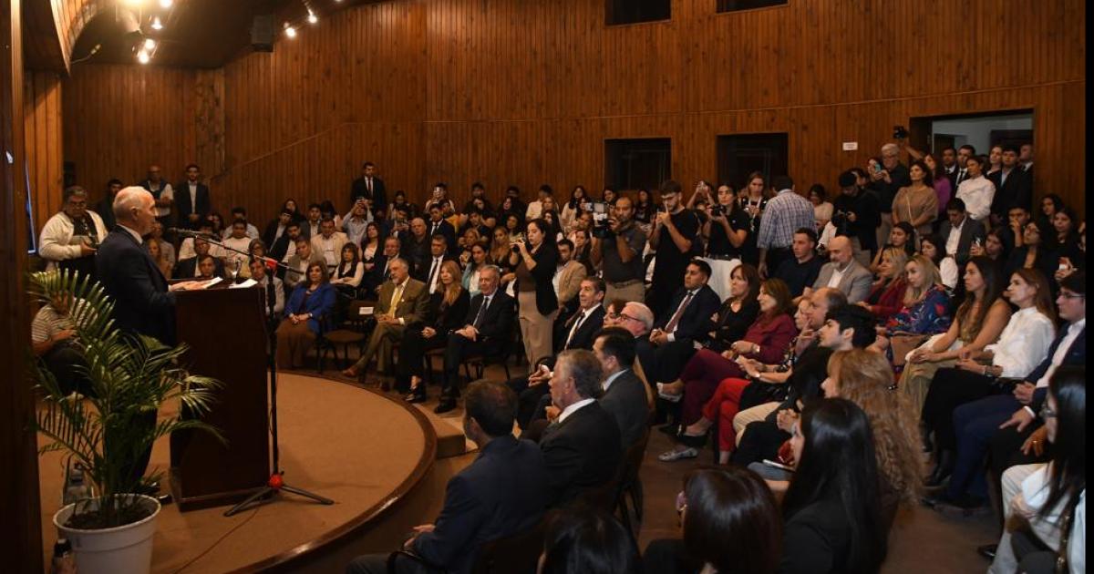 LORENZETTI PRESENTOacute EL LIDERAZGO DEL CAOS