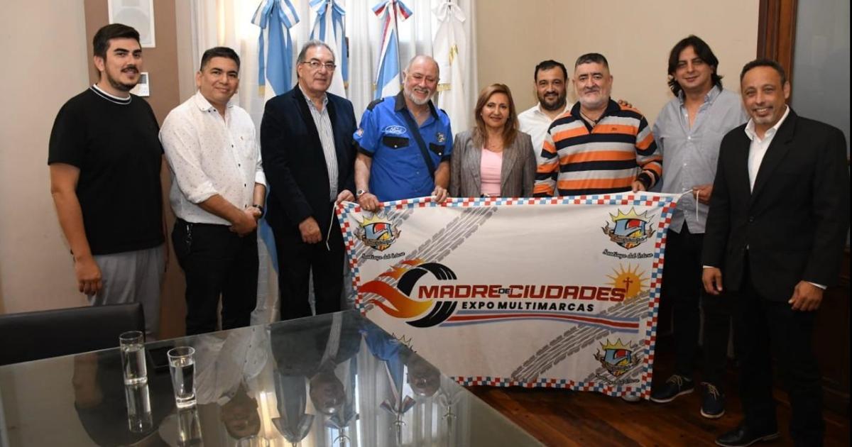 La intendente Fuentes recibioacute al Club FanaFalcoacuten