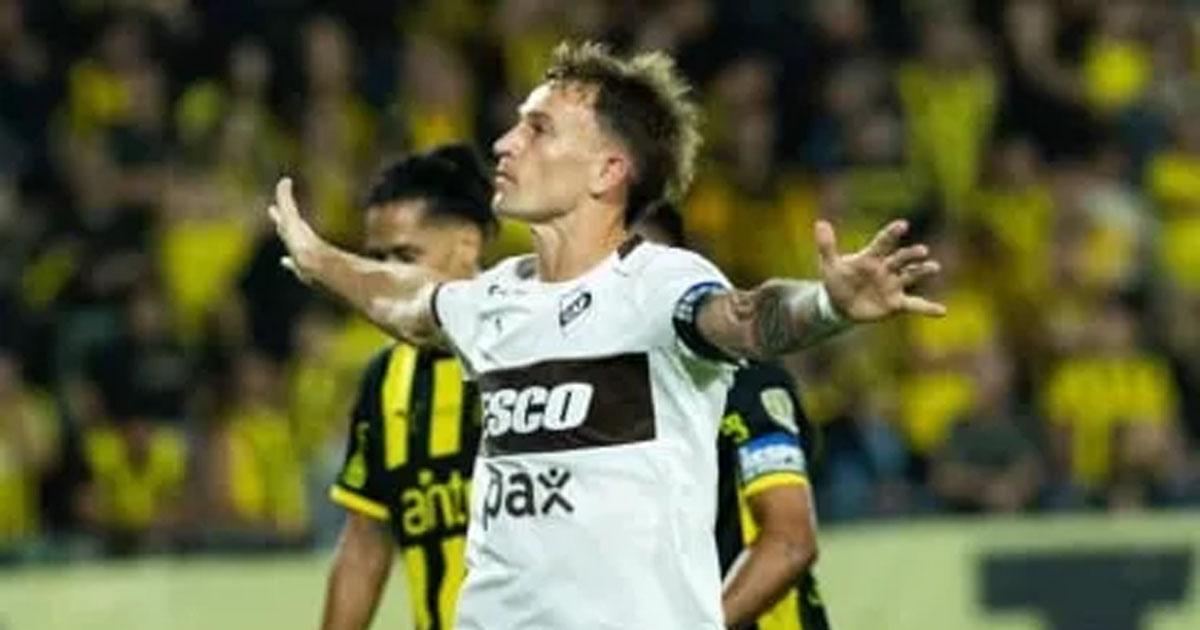 Platense jugoacute en gran forma y vencioacute a Pentildearol