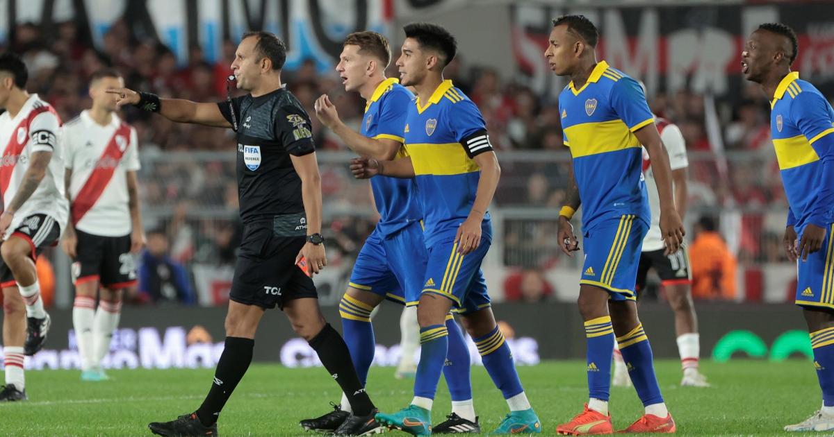 Jugadores de Boca le apuntaron a la cancha y al aacuterbitro